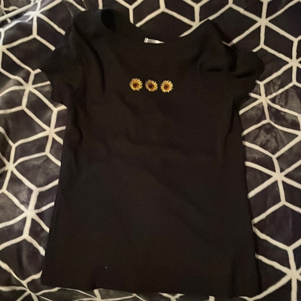 Simple black shirt w three sunflowers